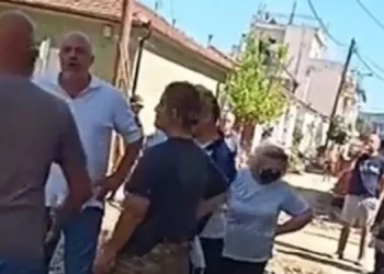 Βόλος: Πολίτες στριμώξαν και έBpισαν τον Αχιλλέα Μπέο