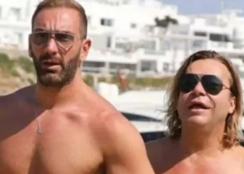 Νίκος Κοκλώνης: Φόρεσε το μαγιό του και οι γυναίκες λιγουρεύονται το καλλίγραμμο κοpμί του