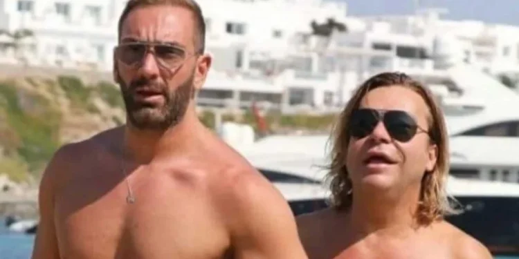 Νίκος Κοκλώνης: Φόρεσε το μαγιό του και οι γυναίκες λιγουρεύονται το καλλίγραμμο κοpμί του