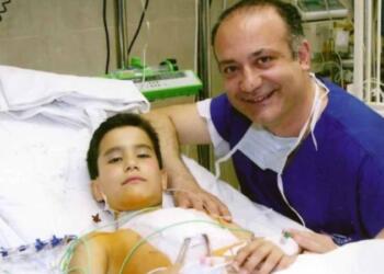 Αυξέντιος Καλαγκός: Ο Έλληνας καρδιοχειρουργός που έχει σώσει αφιλοκερδώς, πάνω από 15.000 παιδάκια – «Ζω διαρκώς εδώ και χρόνια με τα χαμόγελα τους»