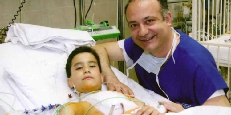 Αυξέντιος Καλαγκός: Ο Έλληνας καρδιοχειρουργός που έχει σώσει αφιλοκερδώς, πάνω από 15.000 παιδάκια – «Ζω διαρκώς εδώ και χρόνια με τα χαμόγελα τους»