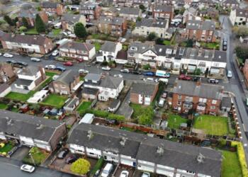 ΚΛΑΙΝΕ οι ιδιοκτήτες ..Αγόρασαν νεόχτιστα σπίτια για 140.000 και τώρα αξίζουν… 0 ευρώ