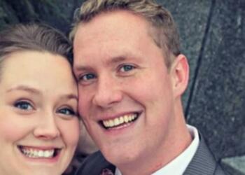 Κοίταξαν τη φωτογραφία του γάμου τους και «έμειναν» – Πίσω από νύφη και γαμπρό κρυβόταν κάτι σοκαριστικό!