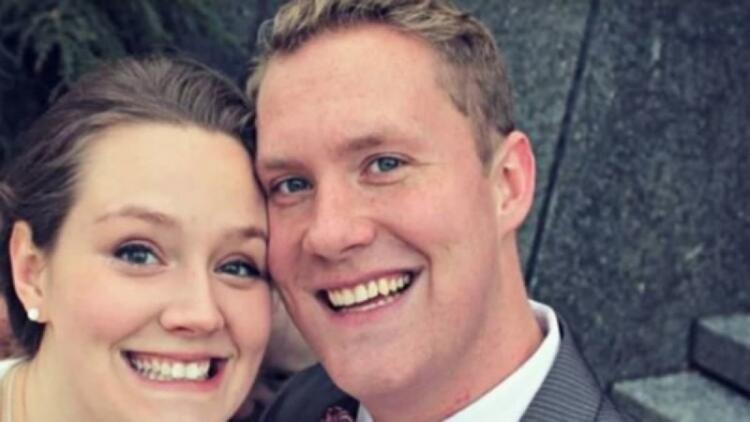 Κοίταξαν τη φωτογραφία του γάμου τους και «έμειναν» – Πίσω από νύφη και γαμπρό κρυβόταν κάτι σοκαριστικό!