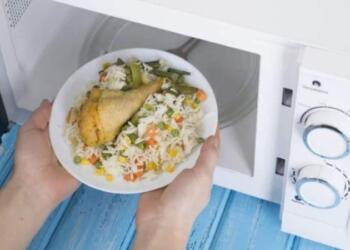 Σταματήστε το αμέσως! Κοτόπουλο και άλλα 6 τρόφιμα που δεν πρέπει να ζεστάνετε ποτέ στον φούρνο μικροκυμάτων