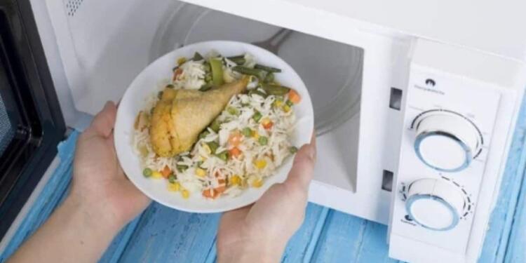 Σταματήστε το αμέσως! Κοτόπουλο και άλλα 6 τρόφιμα που δεν πρέπει να ζεστάνετε ποτέ στον φούρνο μικροκυμάτων