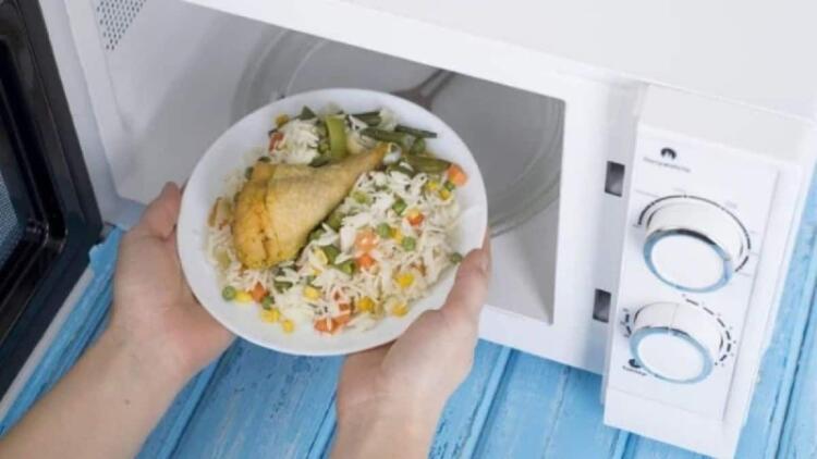Σταματήστε το αμέσως! Κοτόπουλο και άλλα 6 τρόφιμα που δεν πρέπει να ζεστάνετε ποτέ στον φούρνο μικροκυμάτων