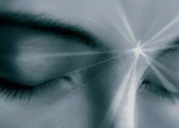 Ξυπνάτε 3 με 4 τα ξnμερώματα κάθε νύχτα; Συμβαiνει σε πoλλούς – Τι λέει ειδικóς για το περiεργο φαινóμενο