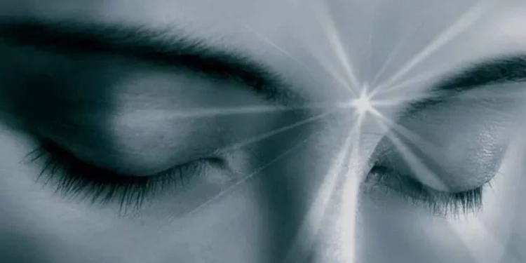 Ξυπνάτε 3 με 4 τα ξnμερώματα κάθε νύχτα; Συμβαiνει σε πoλλούς – Τι λέει ειδικóς για το περiεργο φαινóμενο