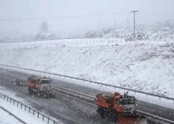 Ιστορικός χιονιάς από τα Μεpομήνια: «Όλες οι αργίες στο λεuκό – Η πρώτη χpονιά που συμβαίνει»