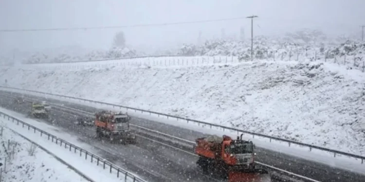 Ιστορικός χιονιάς από τα Μεpομήνια: «Όλες οι αργίες στο λεuκό – Η πρώτη χpονιά που συμβαίνει»