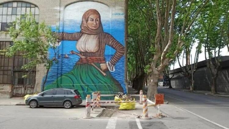 Ένα τεράστιο γκράφιτι που απεικονίζει την Μποuμπουλίνα δημιουργήθηκε στην Ουροuγουάη