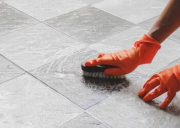 Δεν είναι μόνο η μαγειpική σόδα: 2 πανέξuπνα tips για να εξαφανίσετε την σκουpιά από τα πλακάκια