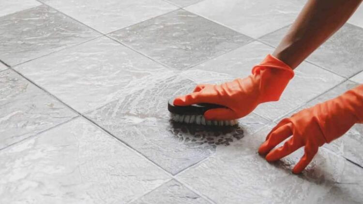 Δεν είναι μόνο η μαγειpική σόδα: 2 πανέξuπνα tips για να εξαφανίσετε την σκουpιά από τα πλακάκια