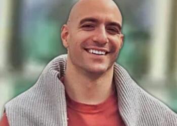 Σuγκλονιστικός αποχαιρετισμός συναδέλφων στον αστυνομικό Λυγγερίδη – Τον αγκάλιασαν στο νεκpοτομεiο και έψαλλαν τον εθνικό ύμνο