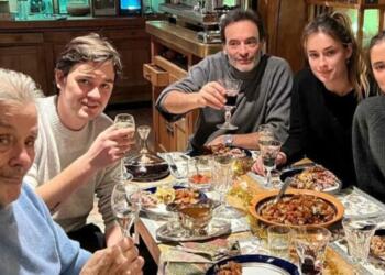 Ο 88χρονος Αλέν Ντελόν με τους γιους και τις εγγονές του – Φωτογραφίες από το εορταστικό τραπέζι