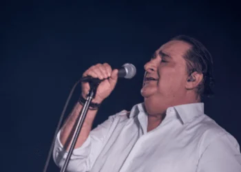 Βασίλης Καρράς: Η μεγάλη κίνηση ανθρωπιάς από τον καλλιτέχνη – «Έδωσε την επιταγή στο ένα παιδί και είπε…»