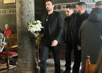 Θεσσαλονίκη: Η στιγμή που ο Αργυρός φτάνει στην εκκλησία και αφήνει λουλούδια για τον Βασίλη Καρρά