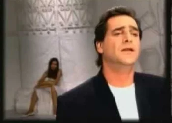 Ο απίθανος όρος που έβαλε ο Βασίλης Καρράς στους Πυξ Λαξ για να τραγουδήσει το «Άσ’ την να λέει»