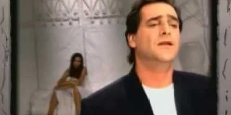 Ο απίθανος όρος που έβαλε ο Βασίλης Καρράς στους Πυξ Λαξ για να τραγουδήσει το «Άσ’ την να λέει»