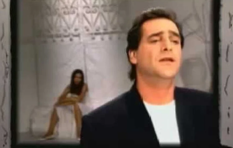 Ο απίθανος όρος που έβαλε ο Βασίλης Καρράς στους Πυξ Λαξ για να τραγουδήσει το «Άσ’ την να λέει»