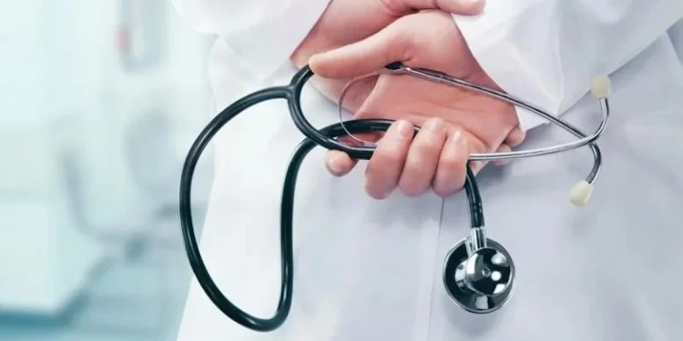 «Καμπανάκı» από τους παıδıάτρους: Πολύ επıκiνδυνο & λάθоς να αφńνουν οι γονεiς τα παıδιά με αuτό το σúμπτωμα για 2-3 μέρες