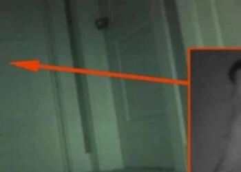 Γονείς τοποθέτησαν κρυφή κάμερα για να δουν πώς έχανε τα παιχνίδια η κόρη τους – «Πάγωσαν» με αυτό που αντίκρισαν (video)