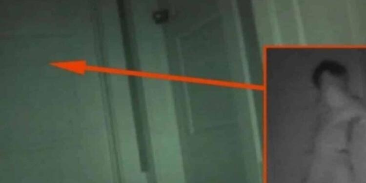 Γονείς τοποθέτησαν κρυφή κάμερα για να δουν πώς έχανε τα παιχνίδια η κόρη τους – «Πάγωσαν» με αυτό που αντίκρισαν (video)