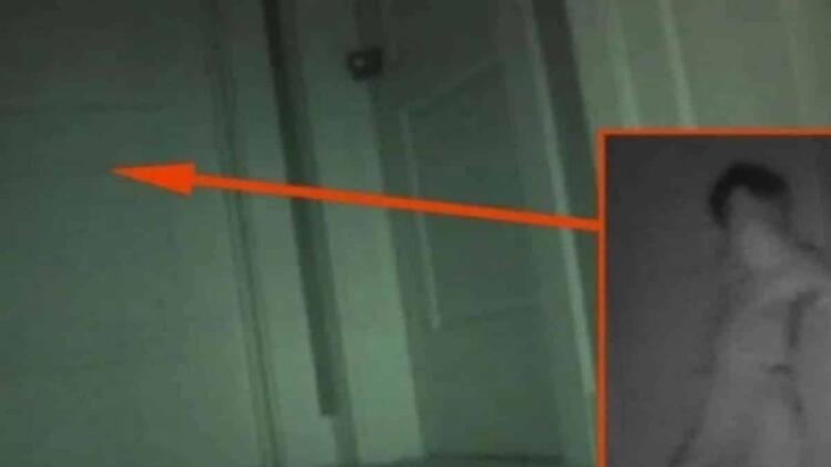 Γονείς τοποθέτησαν κρυφή κάμερα για να δουν πώς έχανε τα παιχνίδια η κόρη τους – «Πάγωσαν» με αυτό που αντίκρισαν (video)