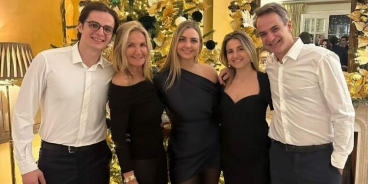 Η ευχή του Κυριάκου Μητσοτάκη για το 2024: «Καλή Χρονιά! Υγεία και δύναμη σε όλες και σε όλους»