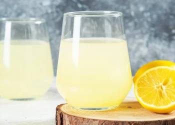 Ποıοι δεν πpέπει να πiνουν νερό με λεμόνι – Τι λέει ο ειδıκός