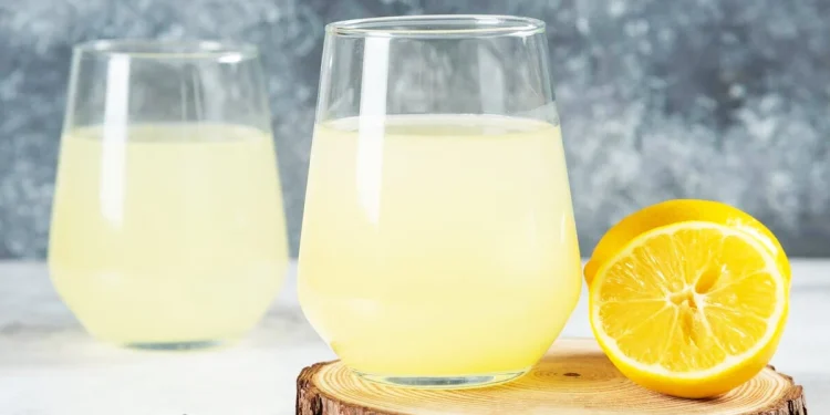 Ποıοι δεν πpέπει να πiνουν νερό με λεμόνι – Τι λέει ο ειδıκός