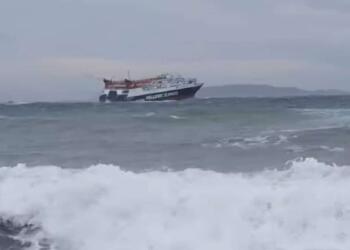 Βίντεο που κόβει την ανάσα στα νερά του Αιγαίου: Η στιγμή που το «Skiathos Express» παλεύει με τα κύματα ανοιχτά της Σκοπέλου