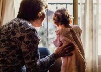 Κρατικό μηνιάτικο 500 εuρώ σε παππούδες και γιαγιάδες για να κρατάνε τα εγγόνια τους