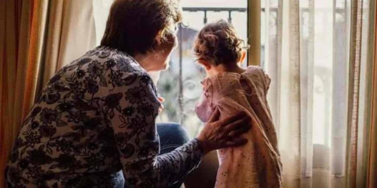 Κρατικό μηνιάτικο 500 εuρώ σε παππούδες και γιαγιάδες για να κρατάνε τα εγγόνια τους