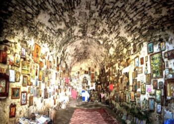 «Tρύπια εκκλησία»: Ξενάγηση στην άγνωστη σπηλιά της Αττικής με την εκκλησία που προκαλεί δέος