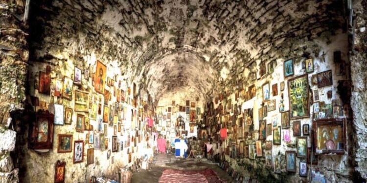 «Tρύπια εκκλησία»: Ξενάγηση στην άγνωστη σπηλιά της Αττικής με την εκκλησία που προκαλεί δέος