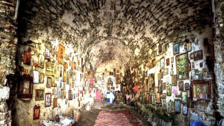 «Tρύπια εκκλησία»: Ξενάγηση στην άγνωστη σπηλιά της Αττικής με την εκκλησία που προκαλεί δέος