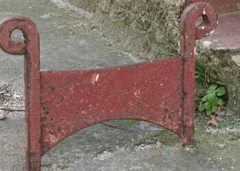 Το ορθογώνιο σίδερο δίπλα από τις εισόδους των παλιών σπιτιών και ποια ήταν η χρήση του