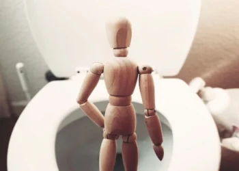 Νυκτουρία: Τι σημαίνει για την υγεία σας αν πηγαίνετε πολλές φορές τουαλέτα το βράδυ