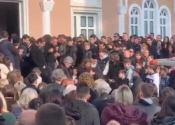 Σπαραγμός στην Αλεξανδρούπολη: Λαοθάλασσα στην κηδεία του 15χρονου Γιάννη που έπεσε από φωταγωγό – Υποβασταζόμενοι οι γονείς (video)