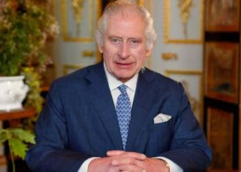 «Κομμένος» ο Βασιλιάς Κάρολος: Με κατακόκκινα μάτια και φανερά καταβεβλημένος στο πρώτο διάγγελμα μετά τον καρκίνο