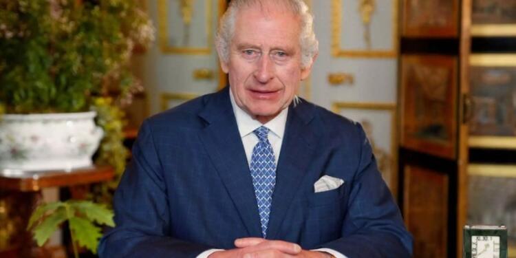«Κομμένος» ο Βασιλιάς Κάρολος: Με κατακόκκινα μάτια και φανερά καταβεβλημένος στο πρώτο διάγγελμα μετά τον καρκίνο