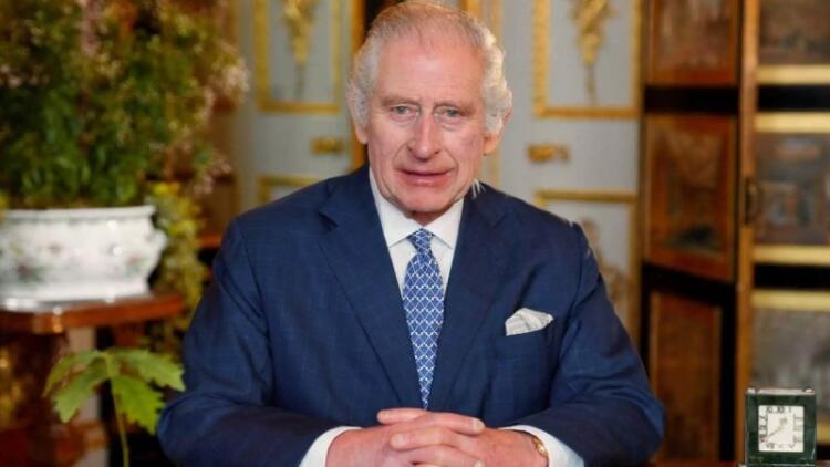 «Κομμένος» ο Βασιλιάς Κάρολος: Με κατακόκκινα μάτια και φανερά καταβεβλημένος στο πρώτο διάγγελμα μετά τον καρκίνο