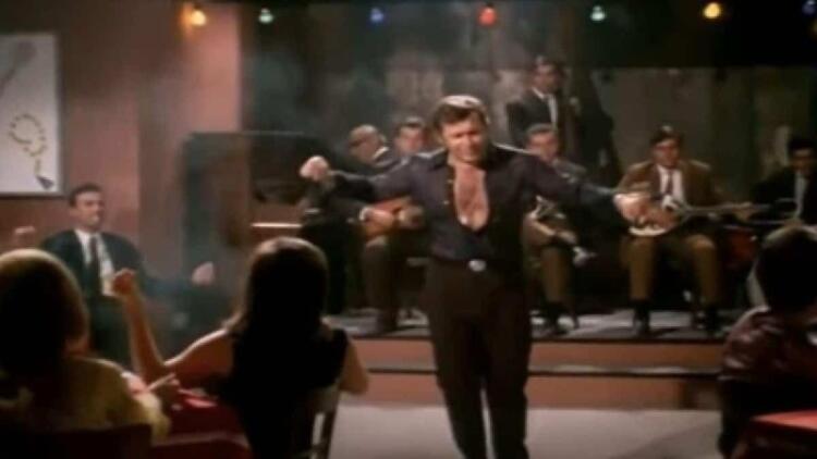 «Ξεχείλιζε» η λεβεντιά: Το θρυλικό ζεϊμπέκικο του Δημήτρη Παπαμιχαήλ ξεπερνά τις 1,1 εκατ. προβολές (video)