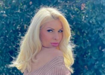 «Πόσο όμορφη και χωρίς πολλά πολλά»: Η Ελένη Μενεγάκη ποζάρει στα 55 της και τα σχόλια πέφτουν «βροχή»