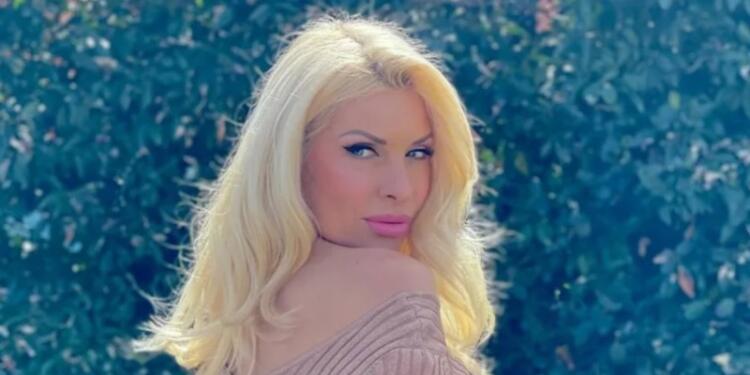 «Πόσο όμορφη και χωρίς πολλά πολλά»: Η Ελένη Μενεγάκη ποζάρει στα 55 της και τα σχόλια πέφτουν «βροχή»