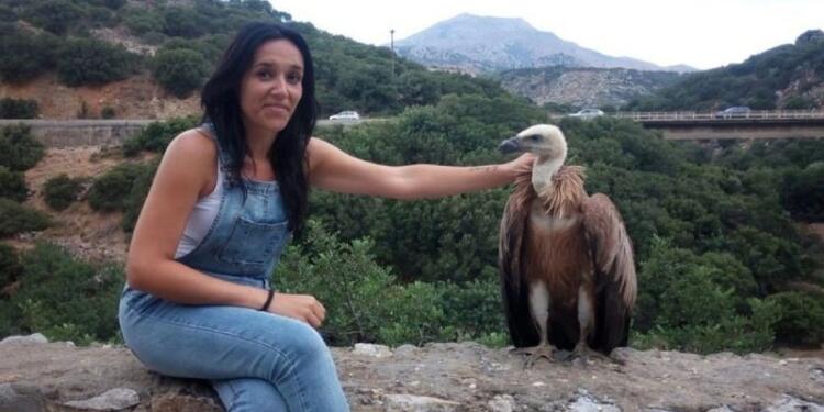 Έλιωσε το διαδίκτυο: Στην Κρήτη ένας ευγενικός γυπαετός έβγαλε selfie και αγκάλιασε με τα φτερά του ένα ζευγάρι που του έδωσε νερό