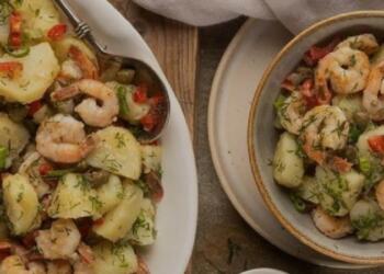 Νηστίσιμη πατατοσαλάτα με γαρίδες – Δε θα μπορείτε να αντισταθείτε