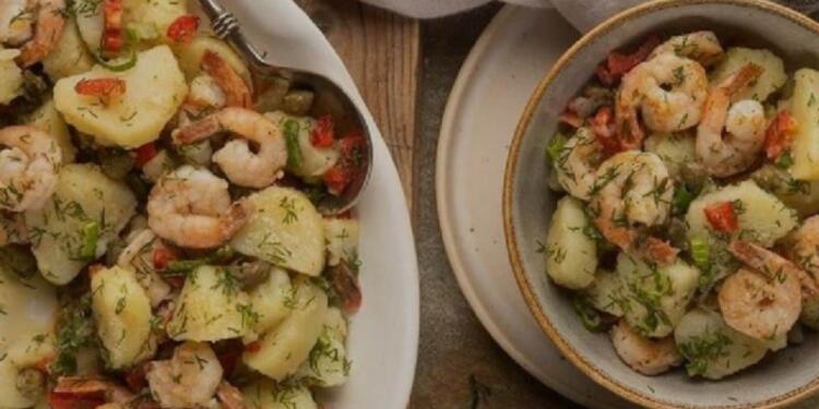 Νηστίσιμη πατατοσαλάτα με γαρίδες – Δε θα μπορείτε να αντισταθείτε